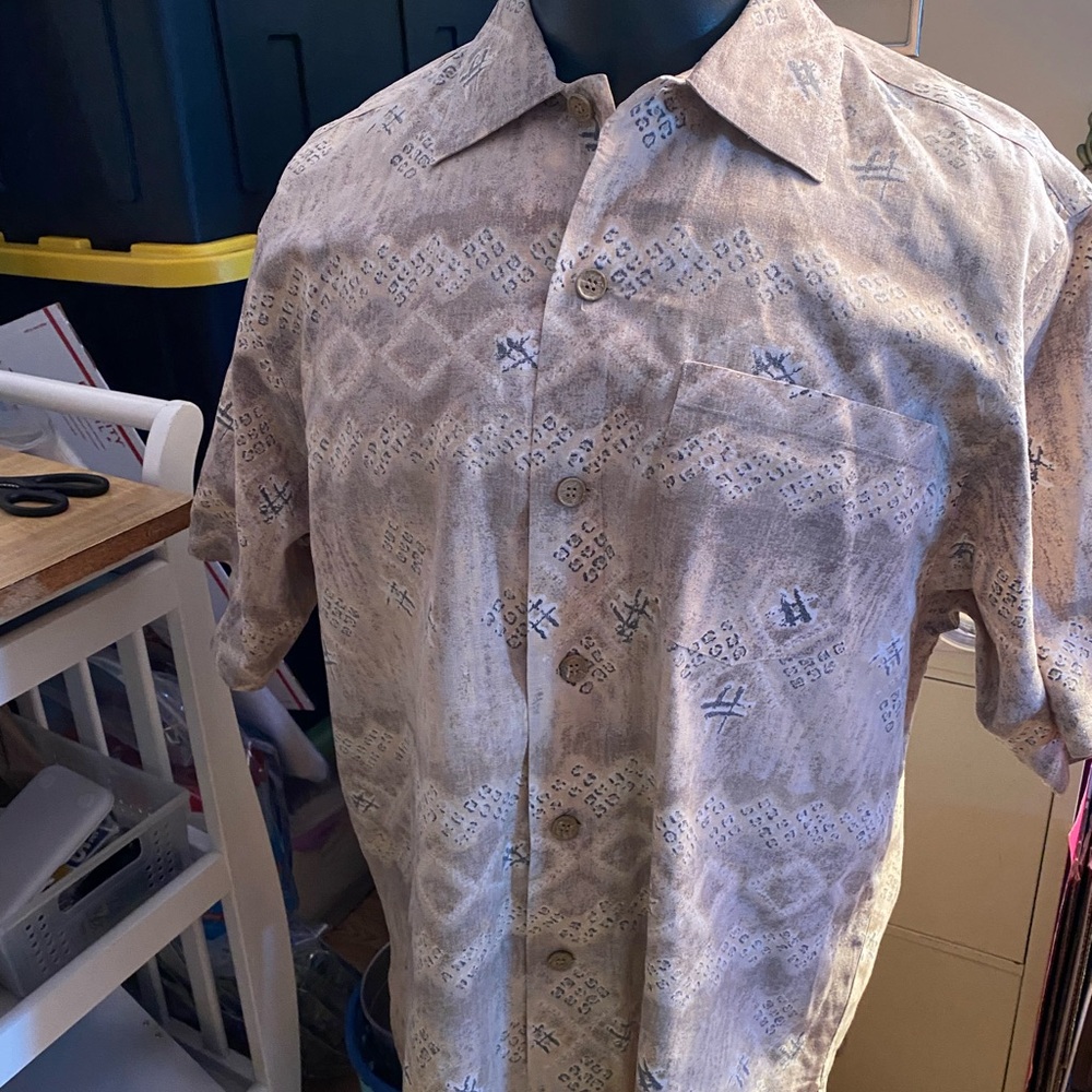 Patterned Short Sleeve Button-Up Shirt.. Preowned Button Down. Size Medium